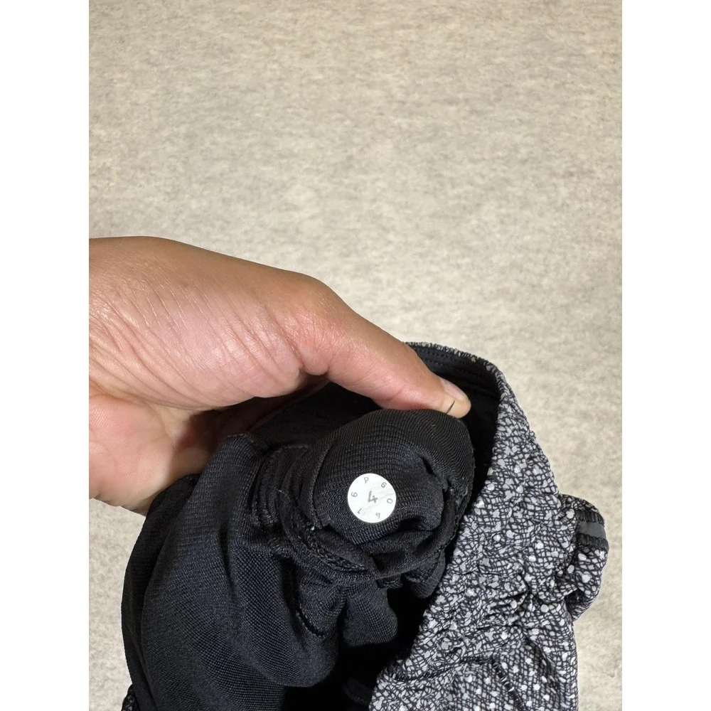 Lululemon Running Shorts Womens 4 Black Lined Zip Pocket Split‎ Hem Athletic